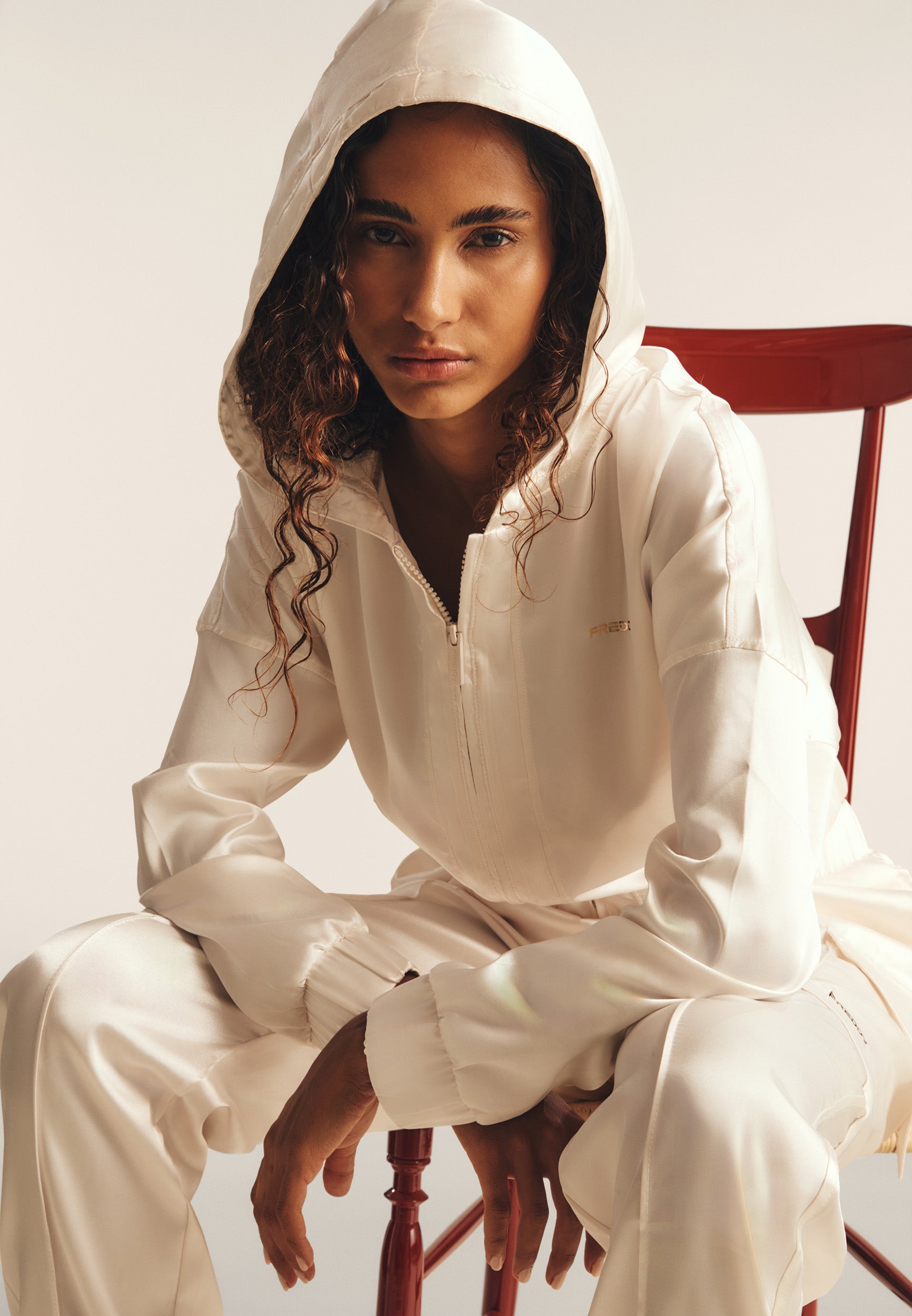 freddy-sweat-court-zipp-capuche-effet-soie-femme image 4