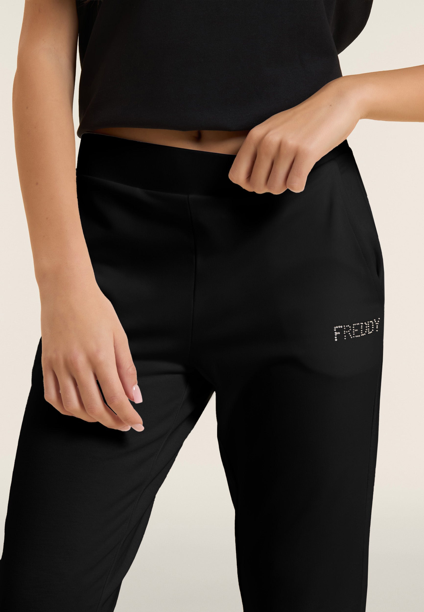 freddy-pantalon-sport-cropped-revers-et-strass-freddy image 4