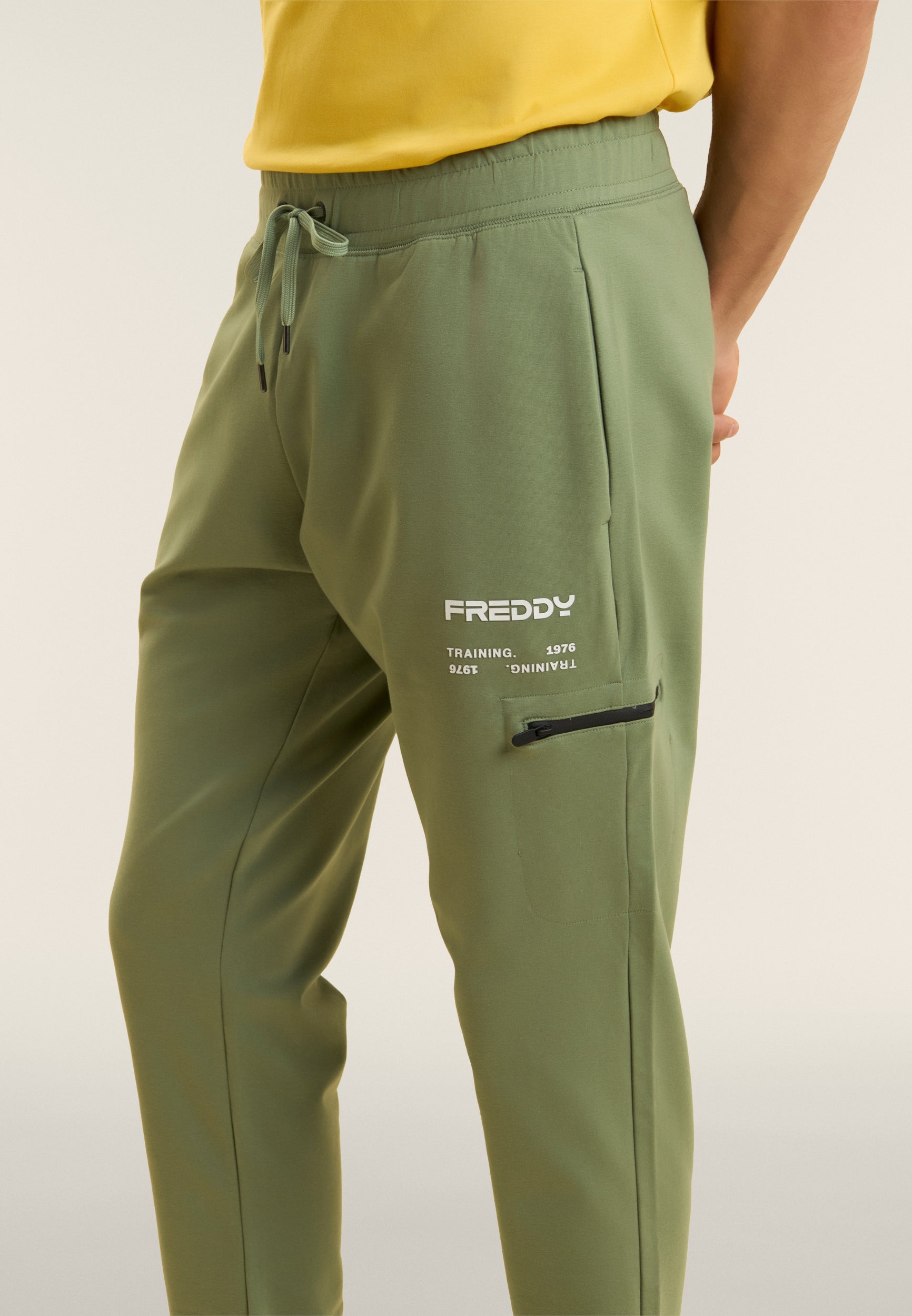 freddy-pantalon-sport-homme-jambe-droite-poche-zipp-e-logo image 4