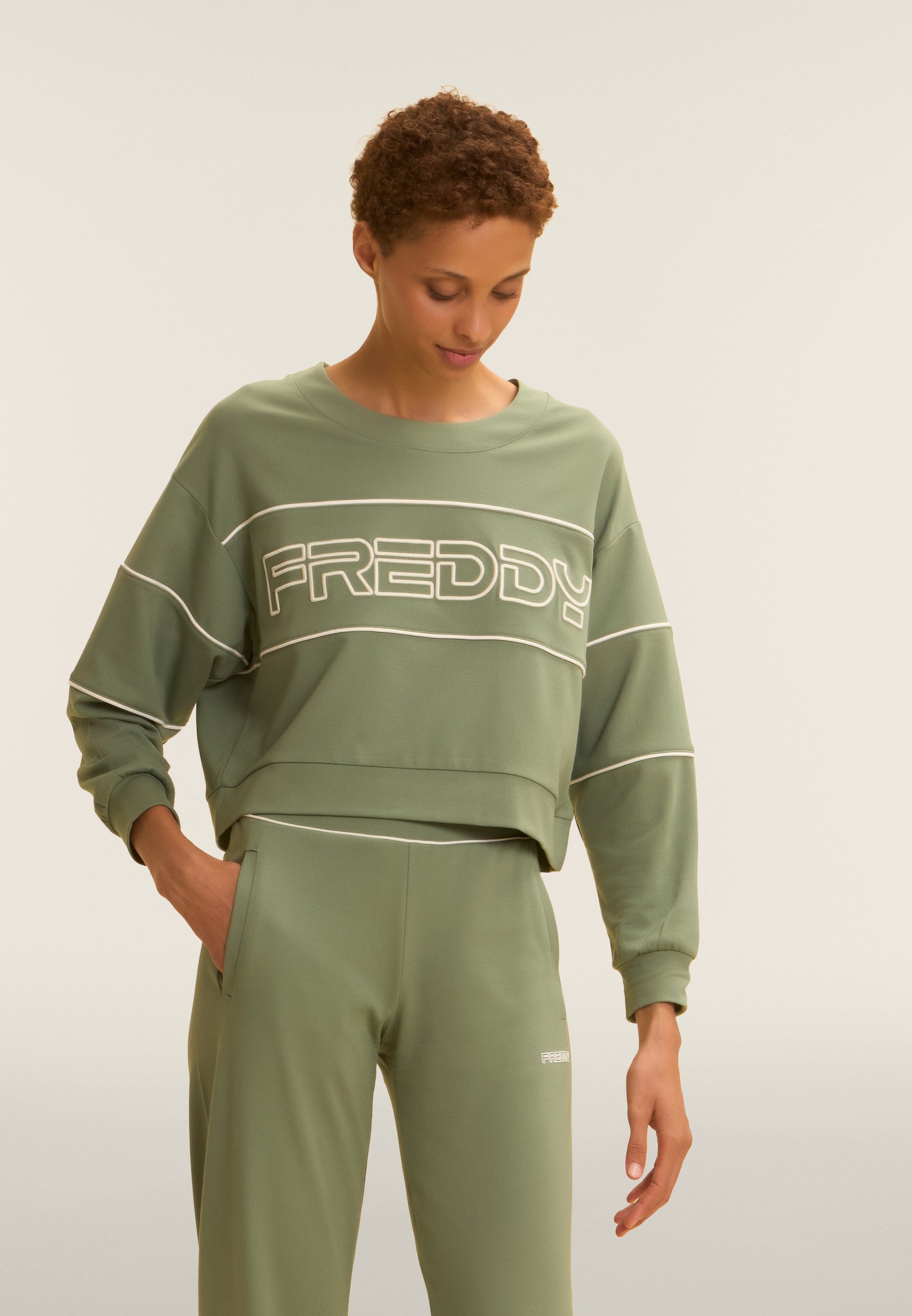 sweat-freddy-comfort-fit-cropped-maxi-logo-brod image 1