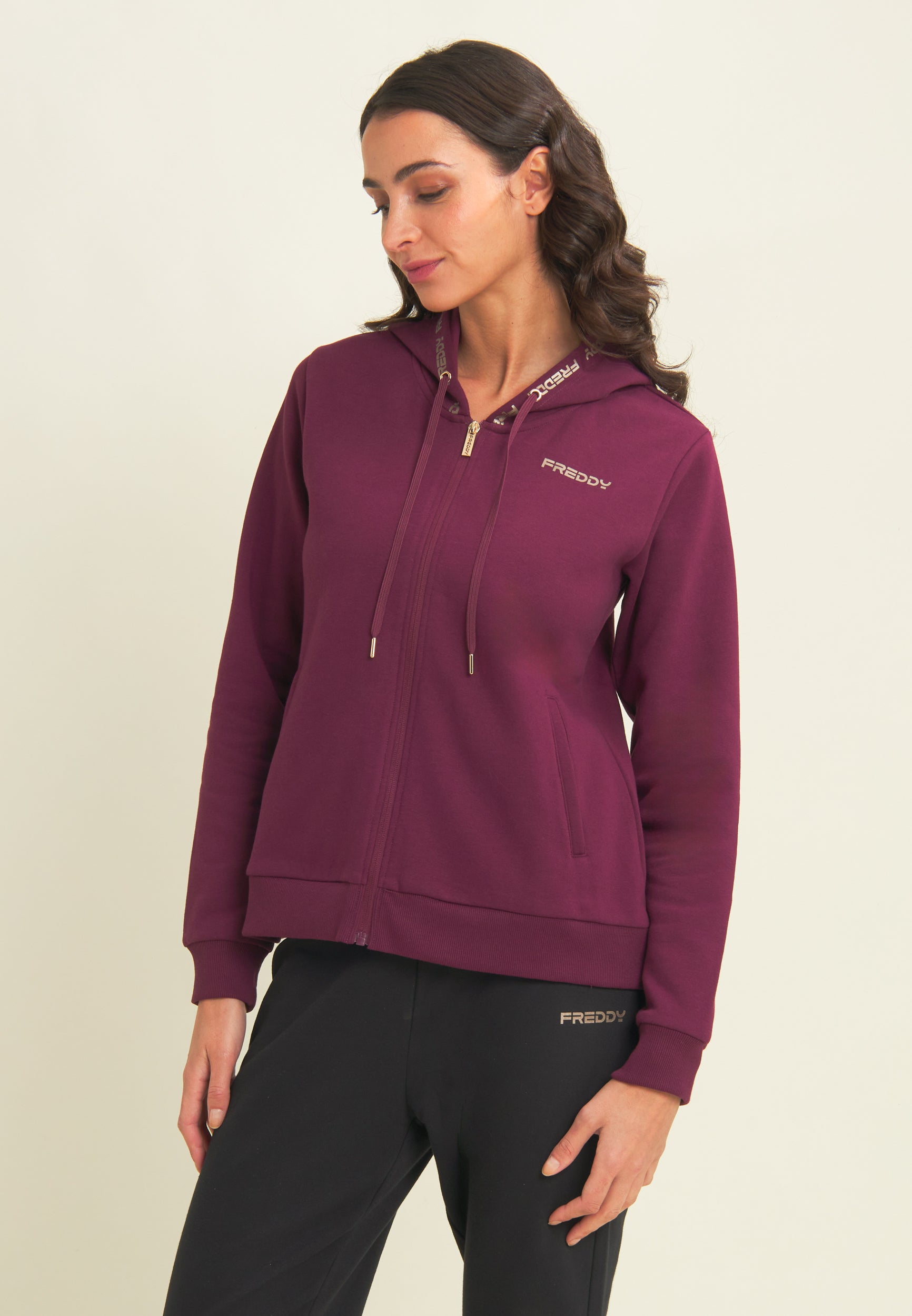 freddy-tuta-sportive-femme-capuche-logo-dor-ensemble-sweat-pantalon image 2