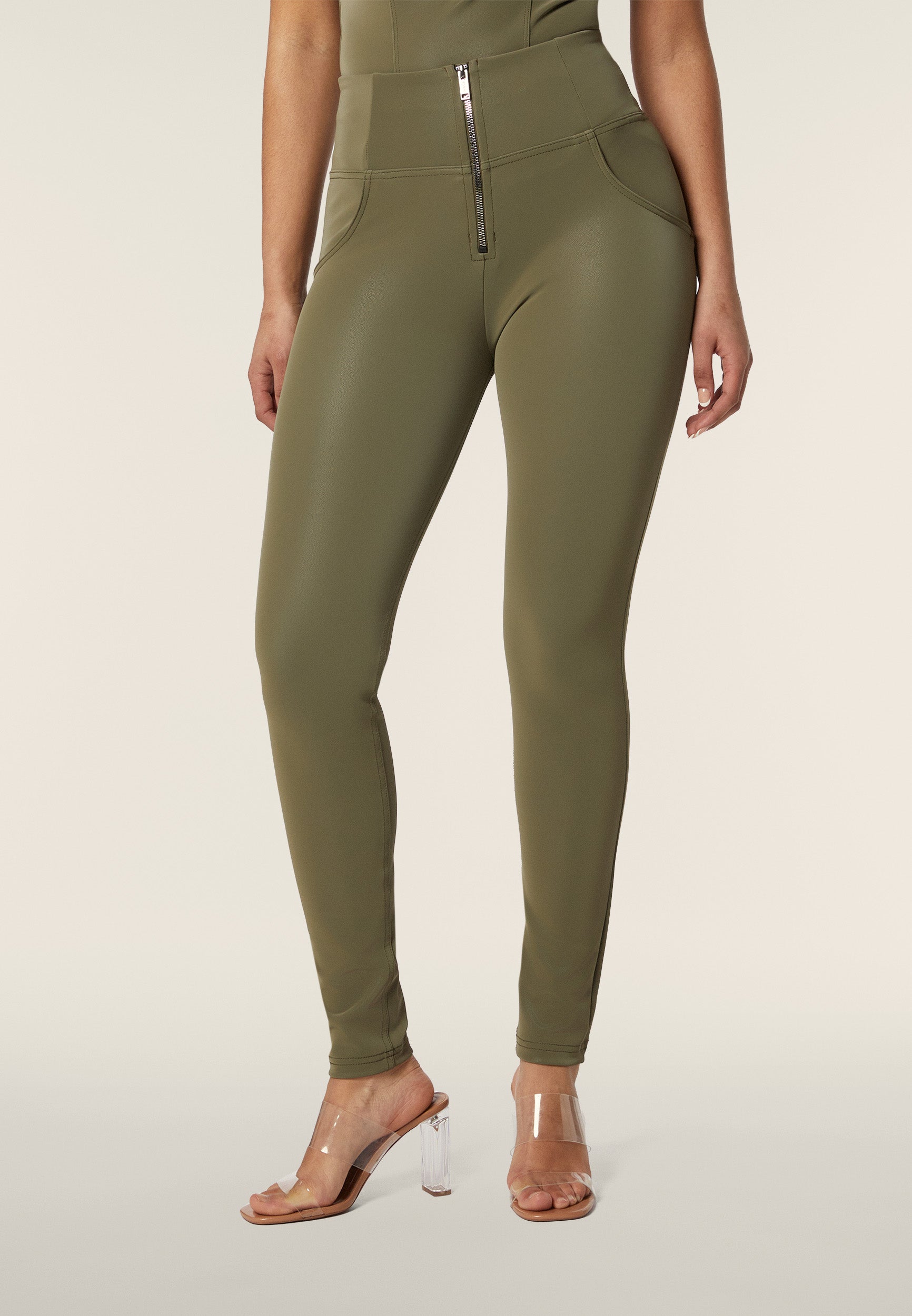 freddy-wr-up-pantalon-taille-haute-simili-cuir-brillant image 1