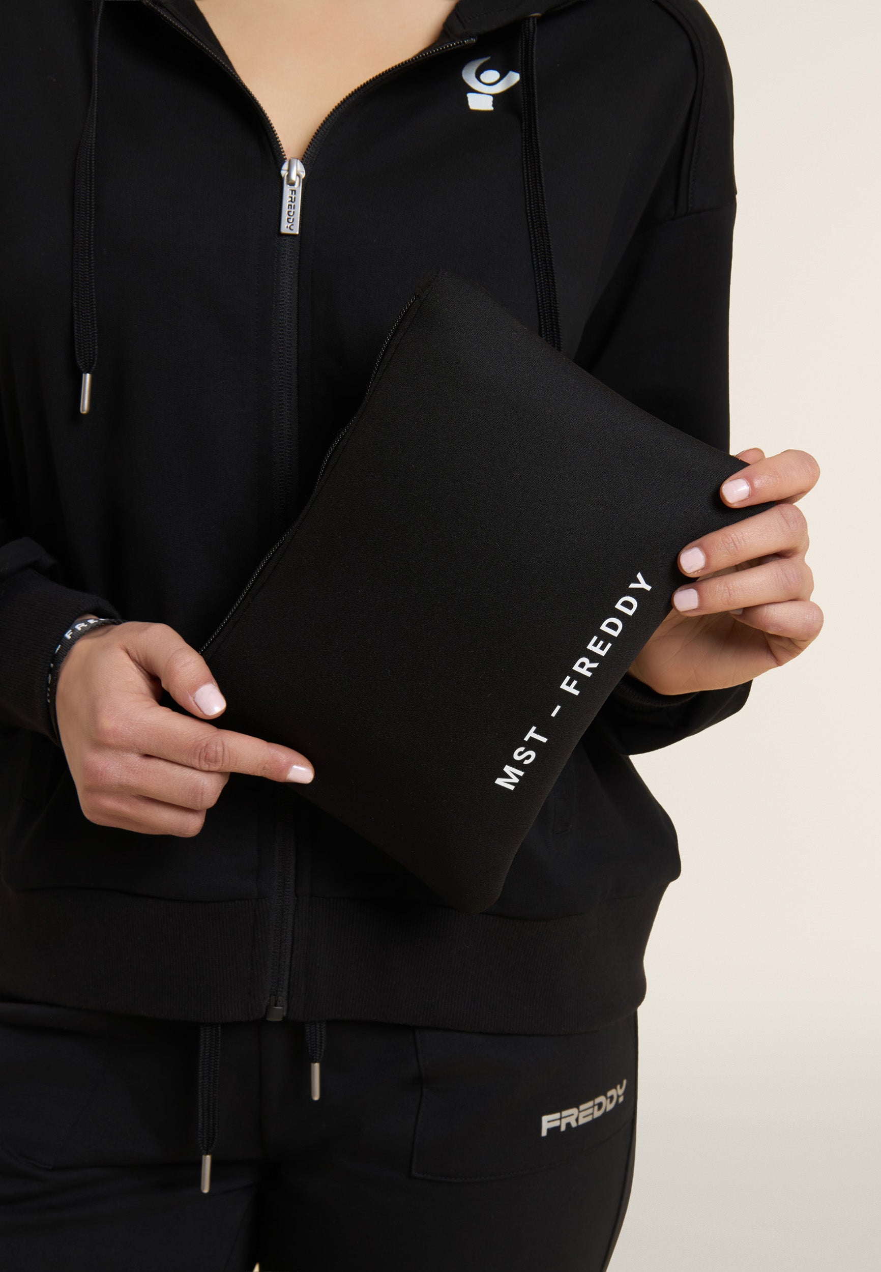 freddy-pochette-n-opr-ne-zip-logo-mst-23-5x17cm image 2