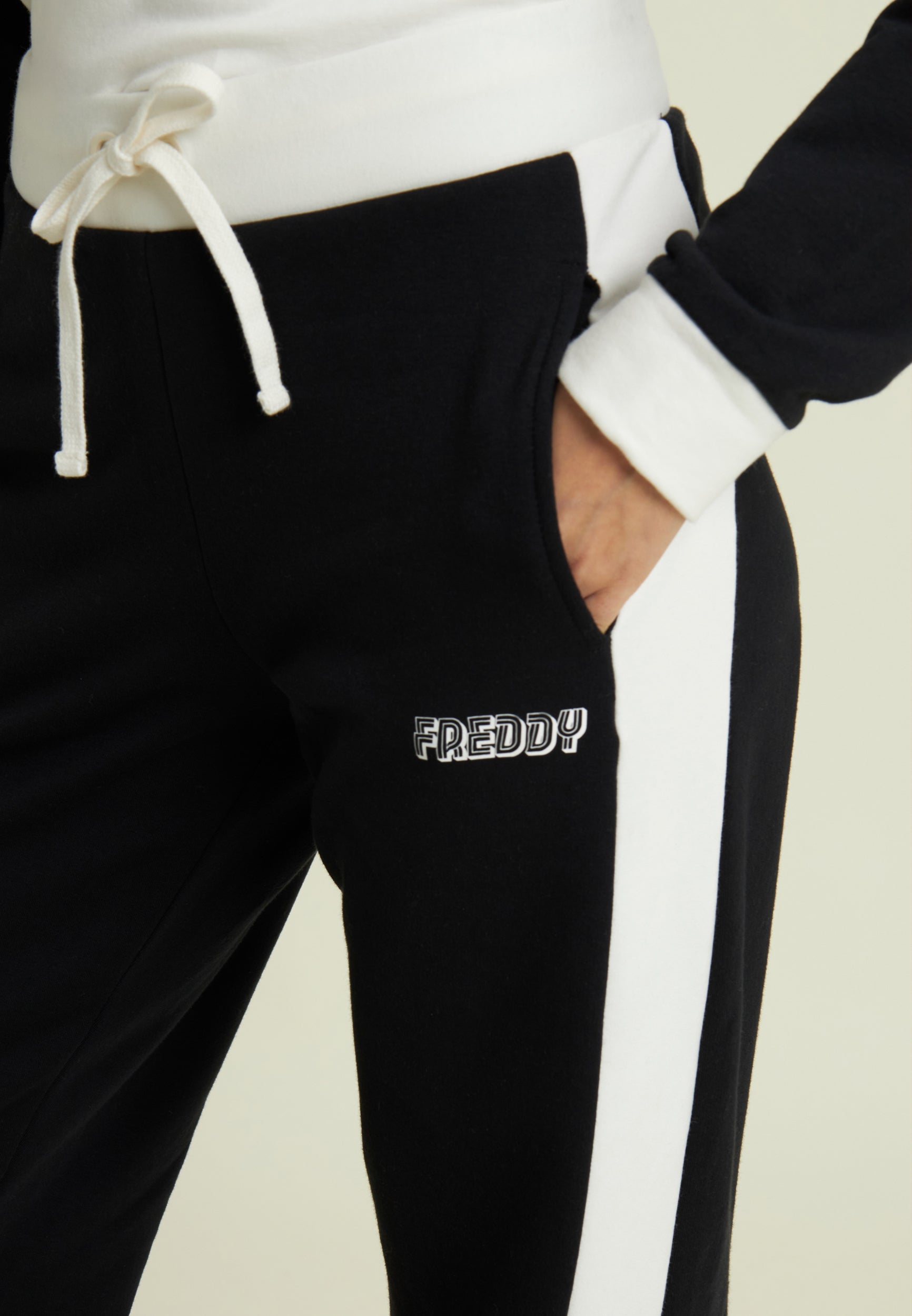 freddy-pantalon-jogging-noir-bandes-lat-rales-blanches-regular-fit image 4