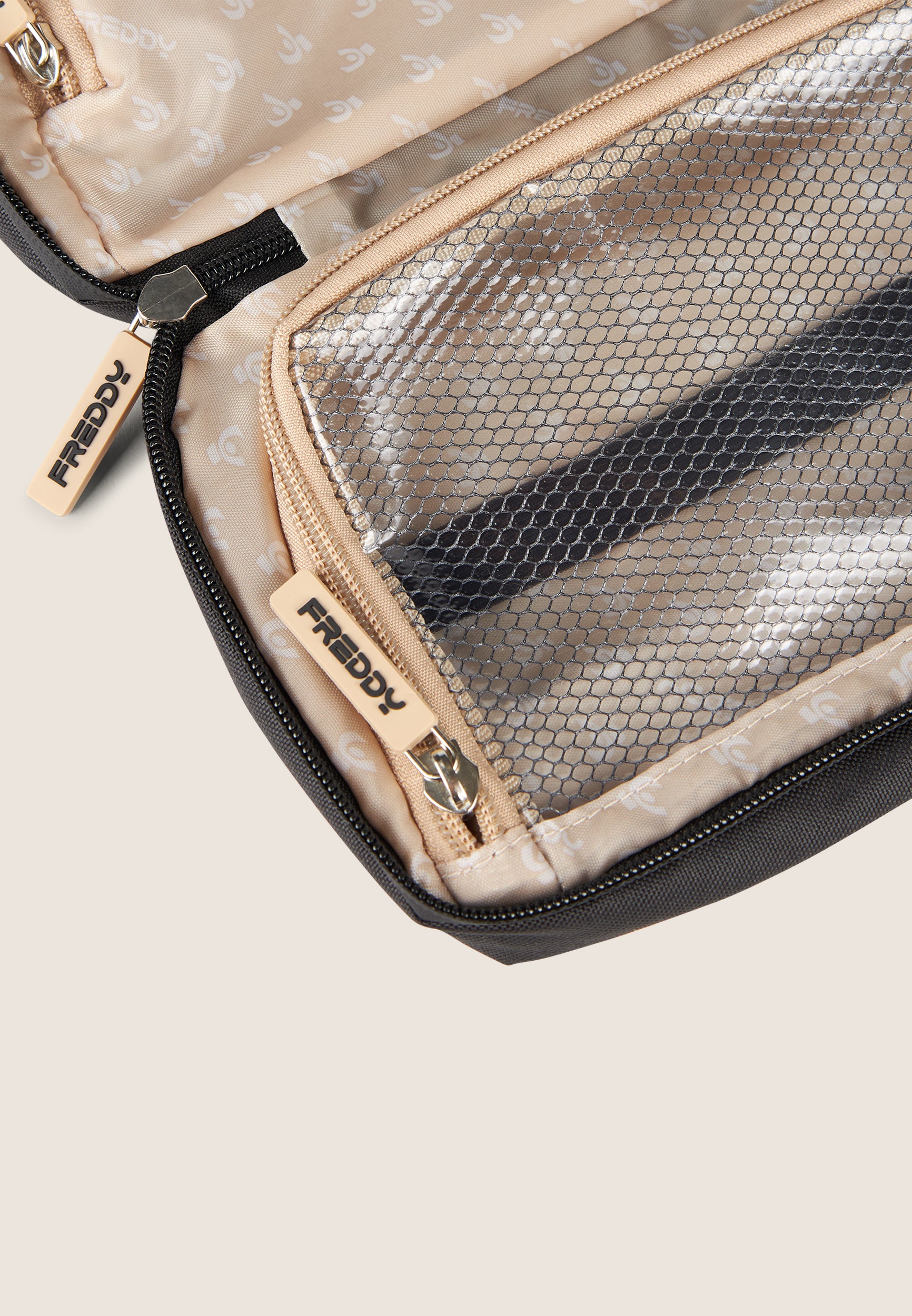 freddy-trousse-de-toilette-suspendre-polyester-recycl-noire image 2