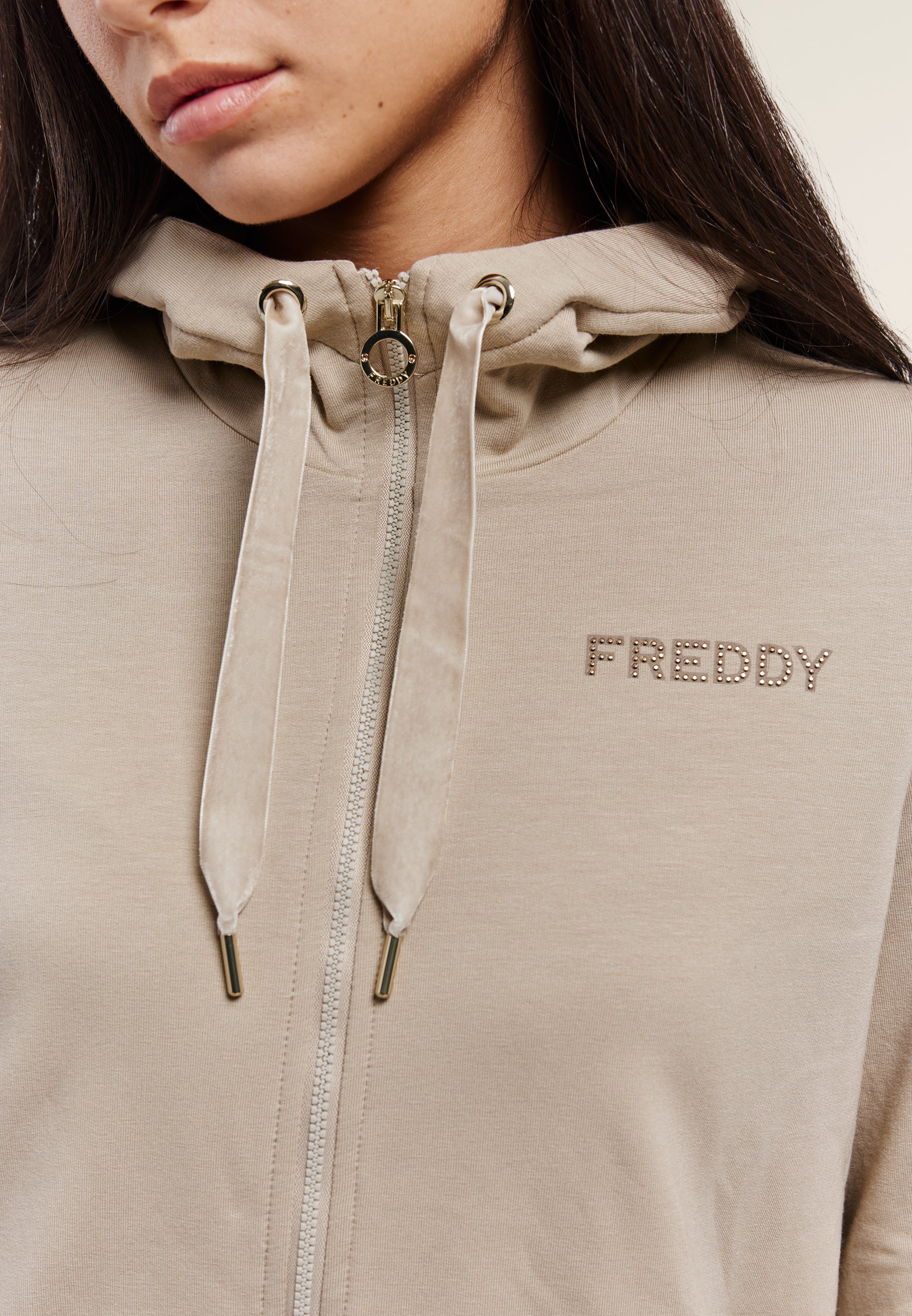 freddy-sweat-capuche-femme-fond-asym-trique-maxi-logo-dor image 4