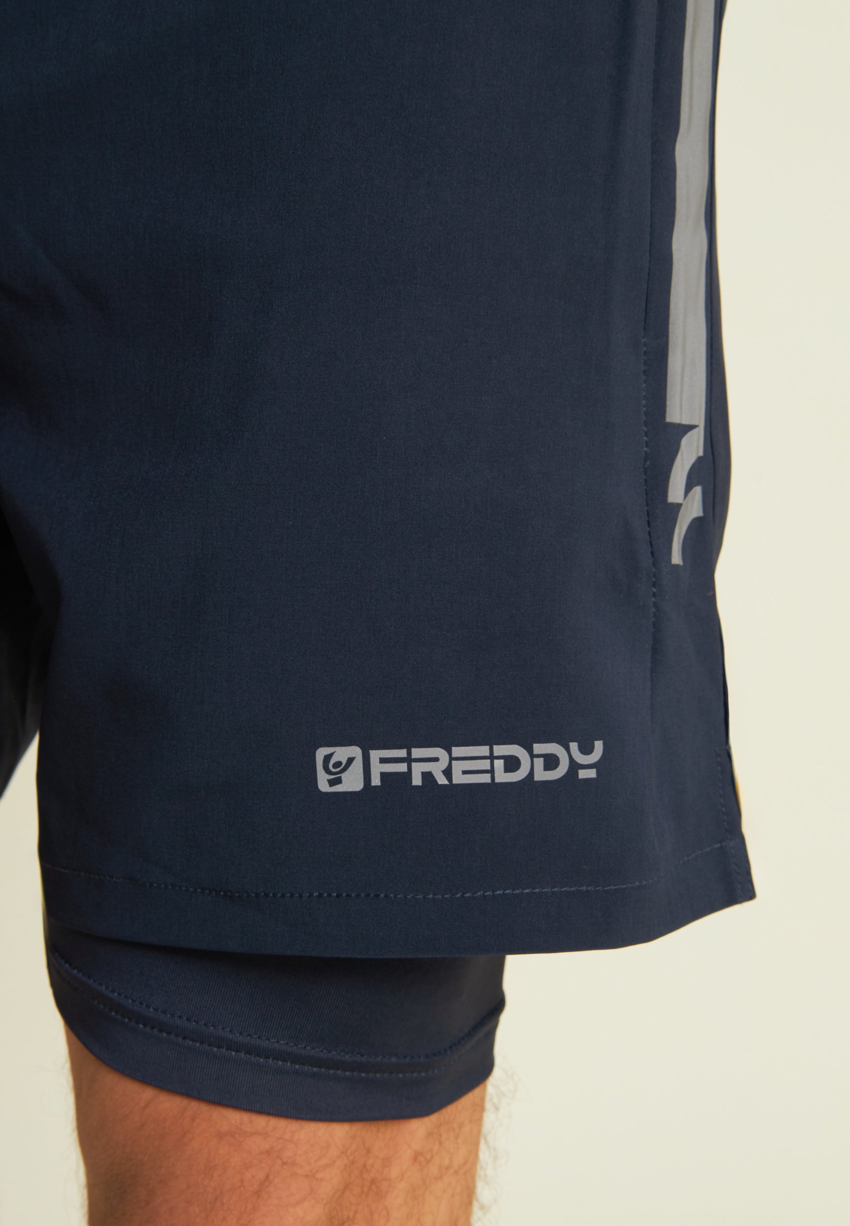 short-slim-homme-freddy-mi-cuisse-fentes-lat-rales-zips image 4