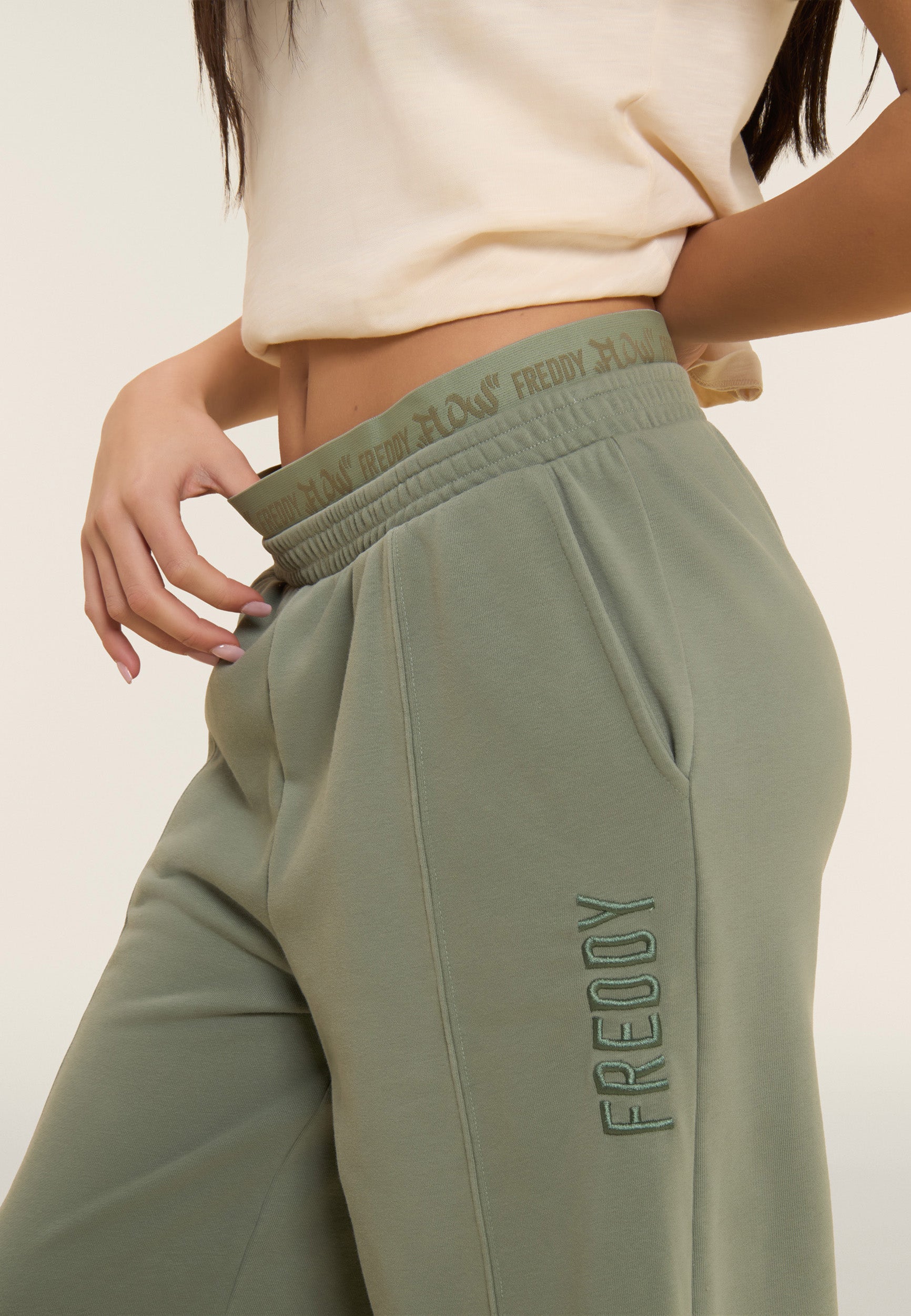 freddy-flow-pantalon-sportif-oversize-wide-leg-street-art image 4