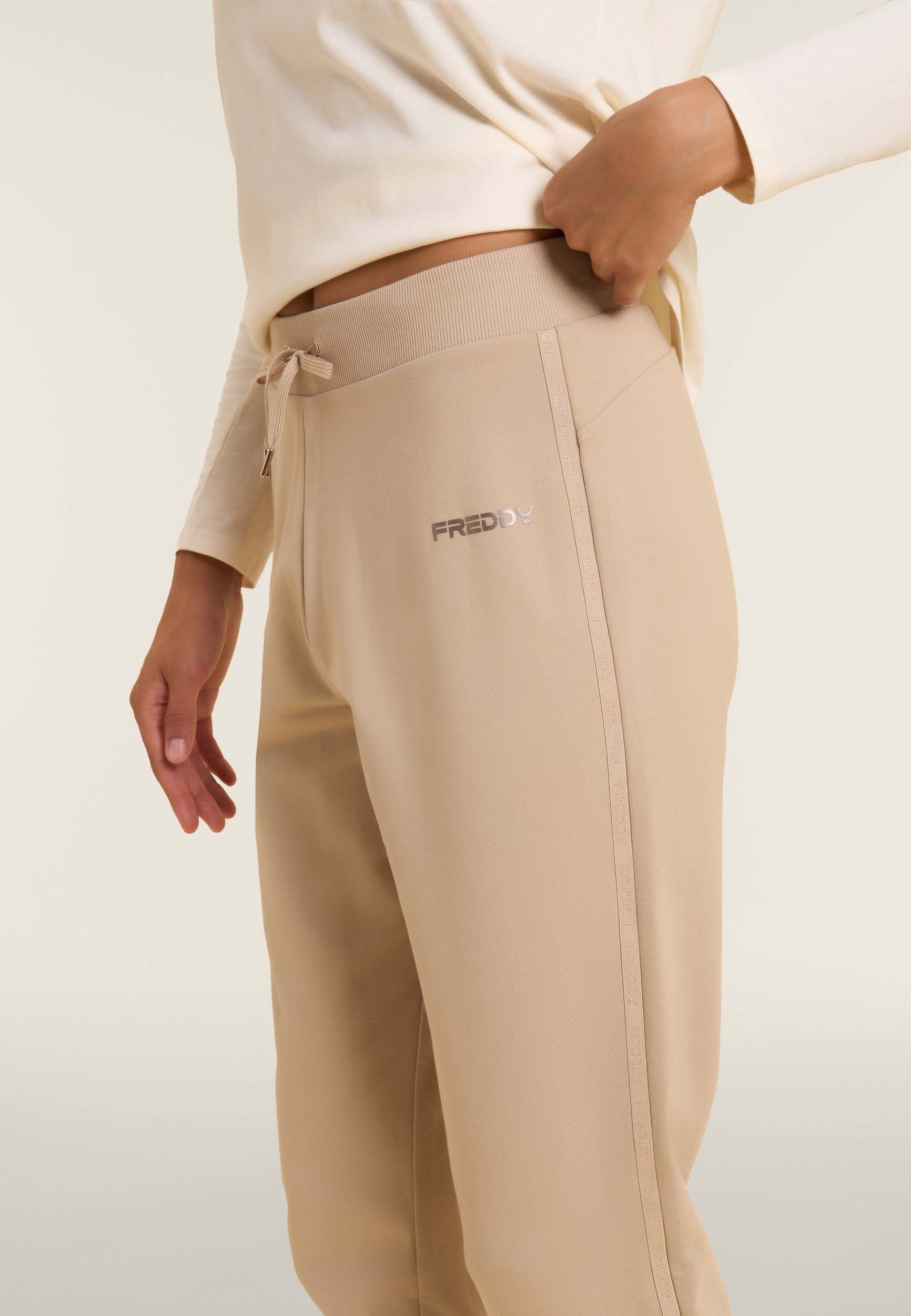 freddy-pantalon-sport-regular-fondo-costina-bandes-logot-es image 4