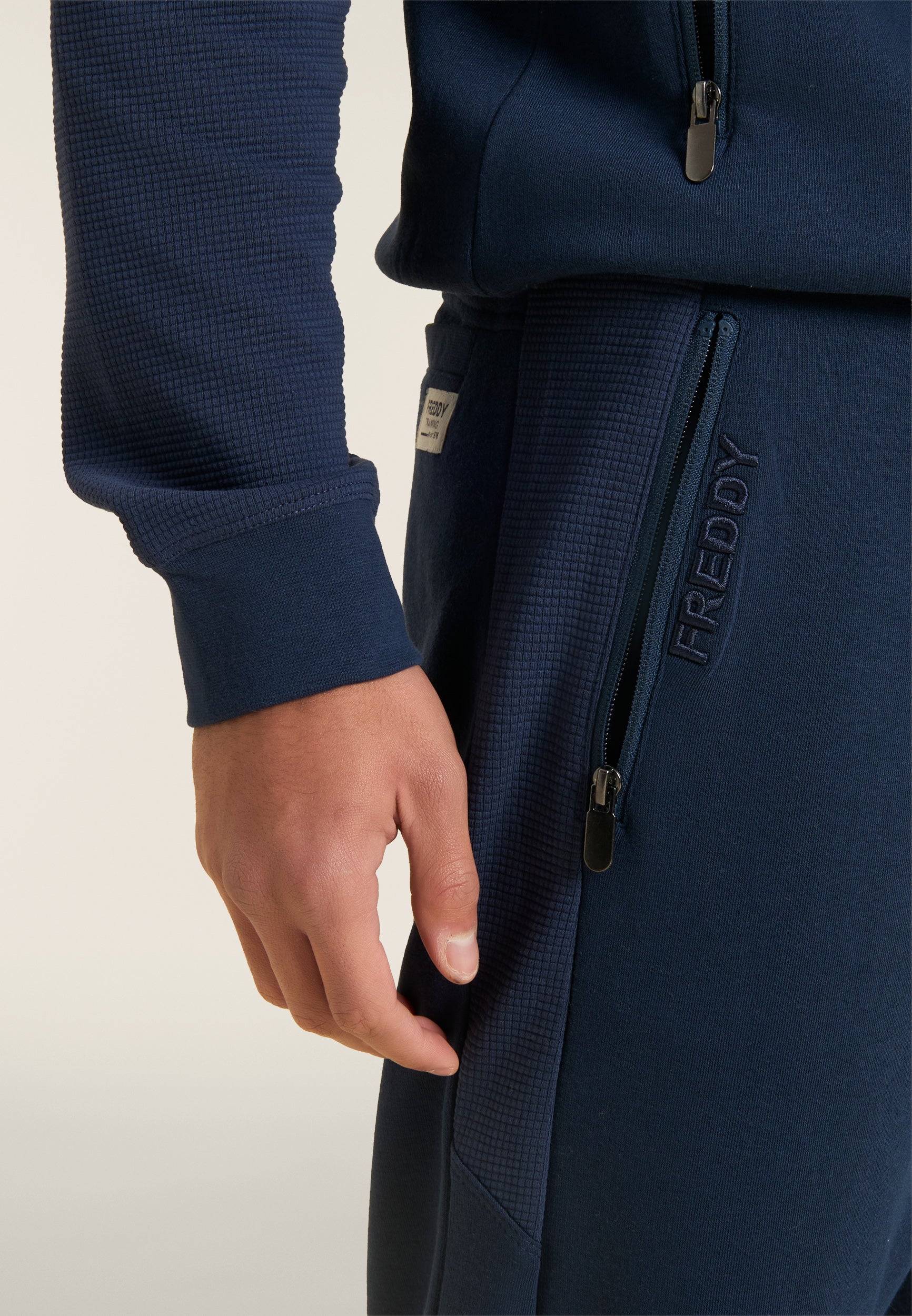 freddy-pantalon-sport-homme-inserts-carreaux-coupe-droite image 4