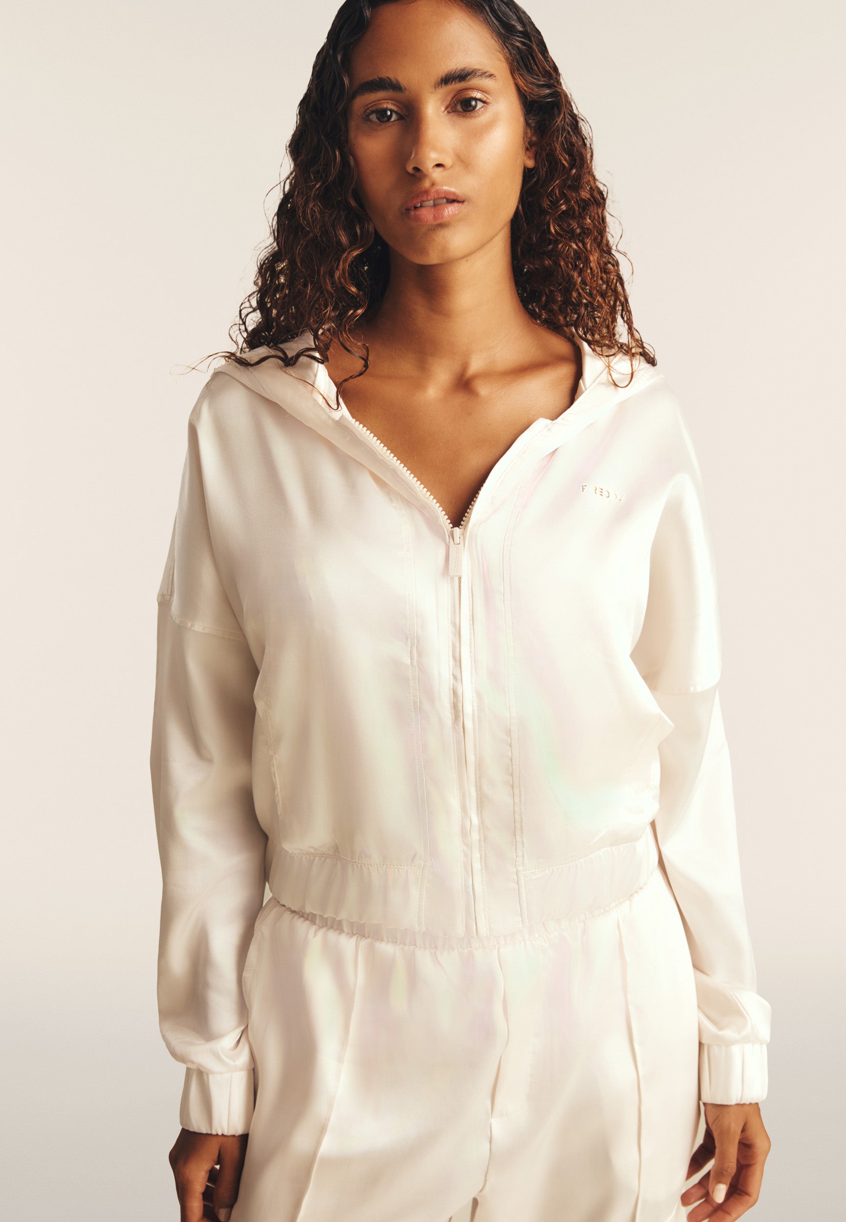 freddy-sweat-court-zipp-capuche-effet-soie-femme image 1