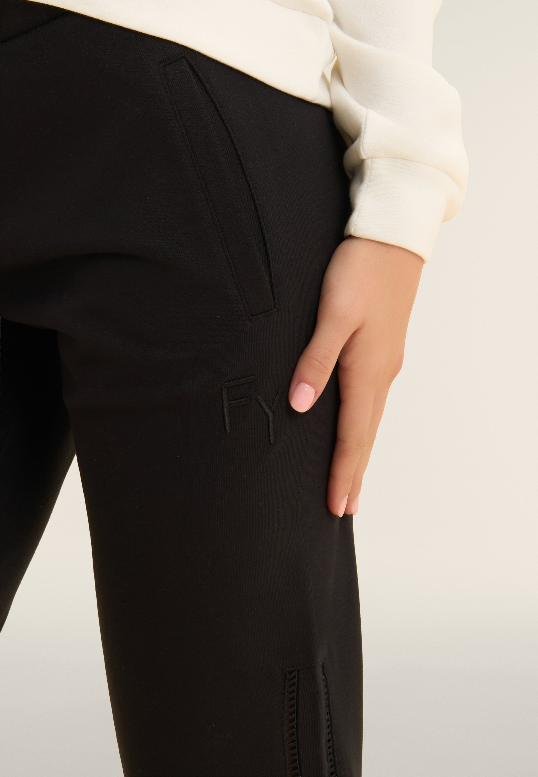 freddy-pantalon-sport-droit-homme-french-terry-broderie-ajour-e image 4